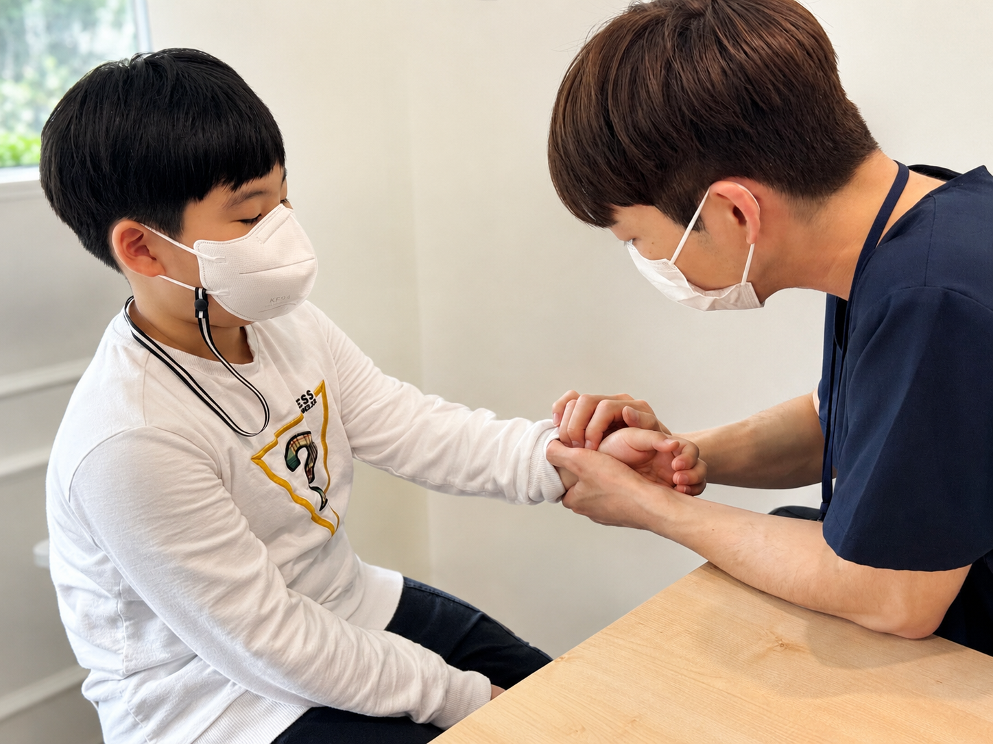 소아 환자의 손목을 진료하는 원장
